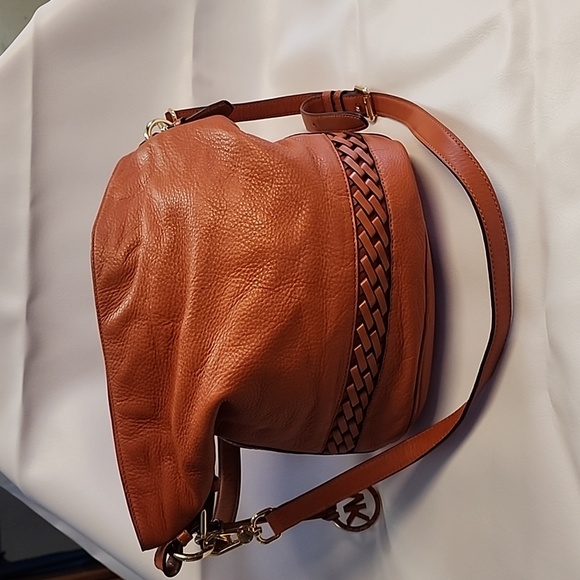 MICHAEL KORS Bucket Bag Hard to find. - Picture 3 of 13